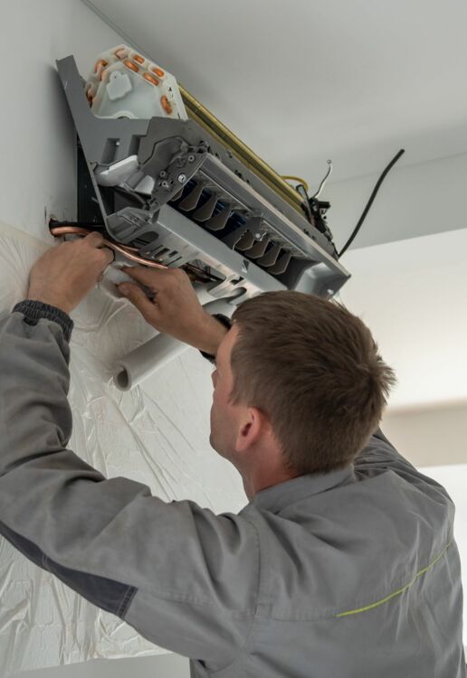 Technieker die aan airco werkt Demeyer Steven Gent